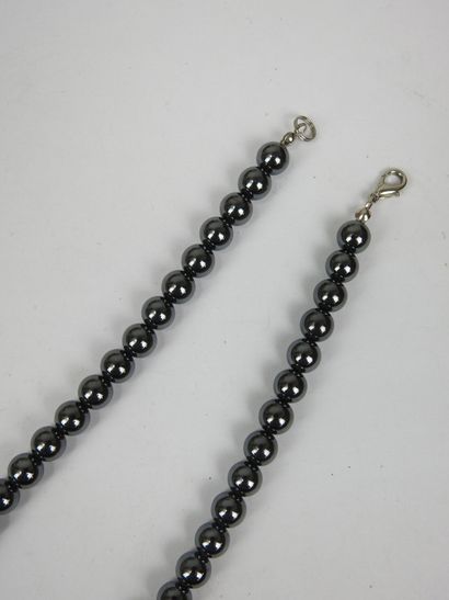 Hematite beaded choker necklace. L.42.5 ...