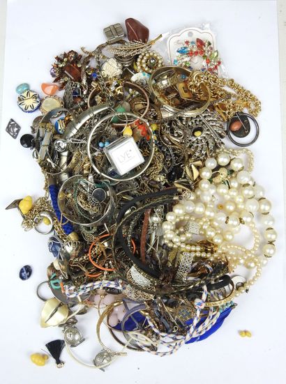 Important LOT BIJOUX FANTAISIE comprenant...