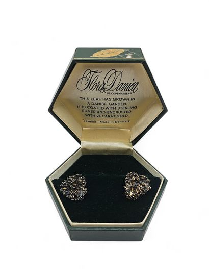 EGGERT DENMARK.
Pair of flower cufflinks...