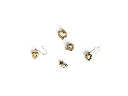 Small lot of jewelry in stamped yellow gold...