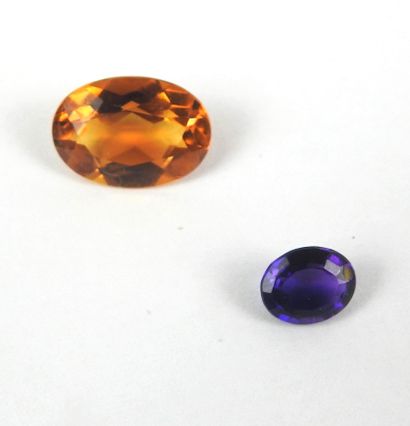 Lot of 2 stones including a 1.3 ct oval amethyst,...