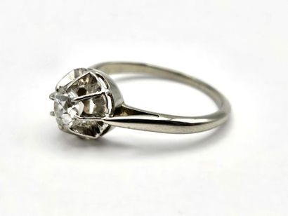 Solitaire ring in white gold (750°/°°) centered...