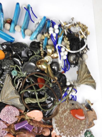 Important LOT BIJOUX FANTAISIE comprenant...