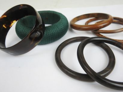 Set of 8 bracelets: 4 in different types...