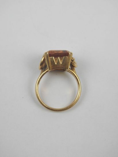 750/1000 yellow gold ring set with an emerald-cut...