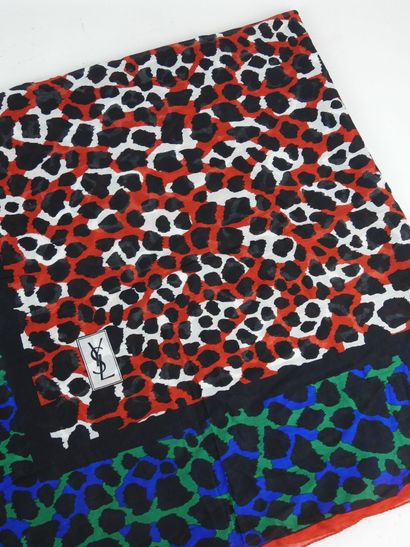 YVES SAINT LAURENT. Grand foulard imprimé....