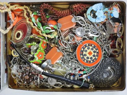 Important LOT BIJOUX FANTAISIE comprenant...