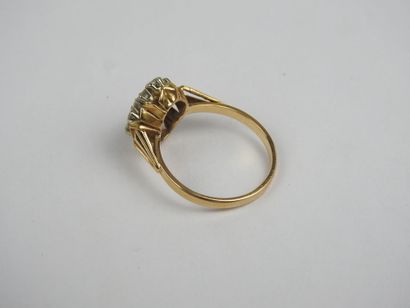Flower ring in 750 thousandths gold and glass...