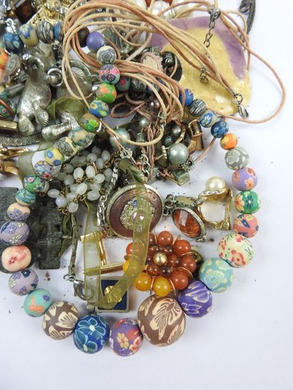 Lot of FANTAISIE JEWELRY including necklaces,...