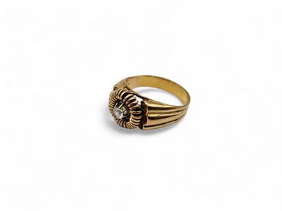 Geometric ring in 750 thousandths yellow...