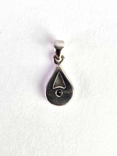 18K (750°/°°) white gold drop pendant set...