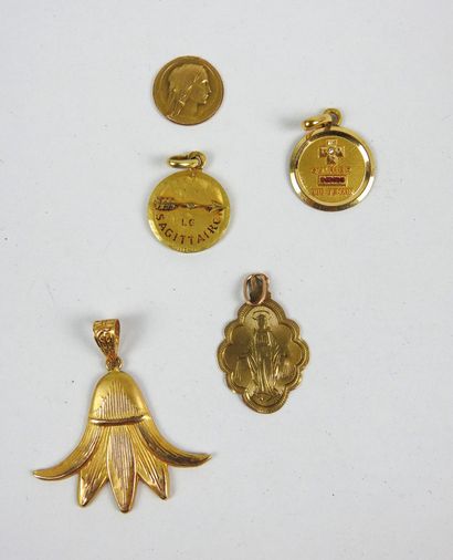 FIVE MEDALS in 750/1000th yellow gold. Weight...