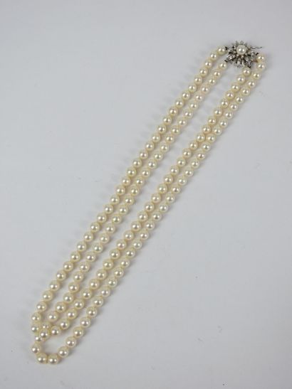 COLLAR of 131 cultured pearls on two rows,...
