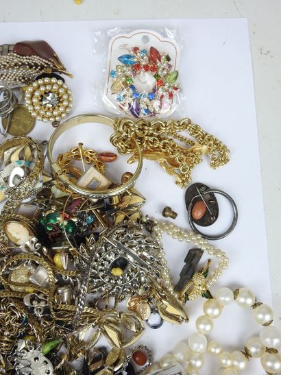 Important LOT BIJOUX FANTAISIE comprenant...