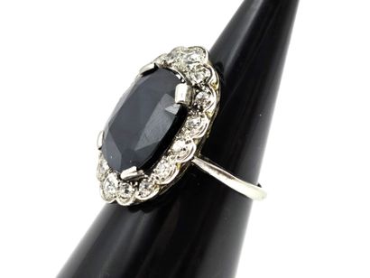 18K (750°/°°) white gold pompadour ring set...