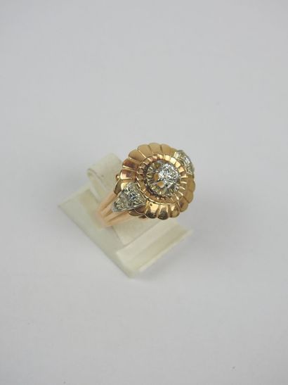 RING in yellow gold 750/1000 set with a brilliant-cut...