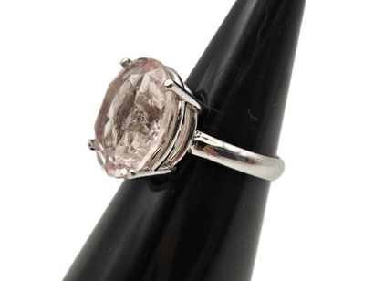 Ring in 750 thousandths white gold centered...