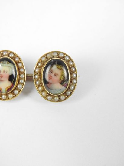 585/1000e gold brooch set with three porcelain...