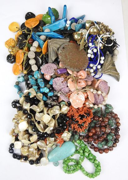 Important LOT BIJOUX FANTAISIE comprenant...