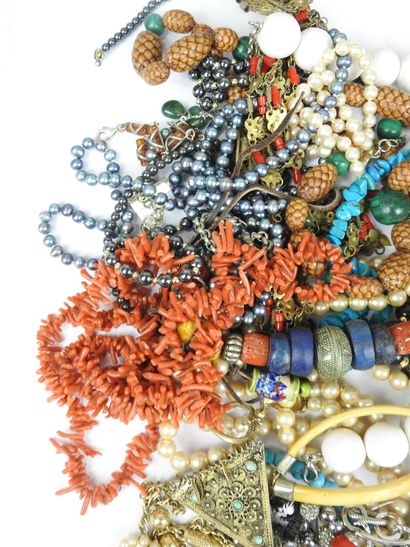Important LOT BIJOUX FANTAISIE comprenant...