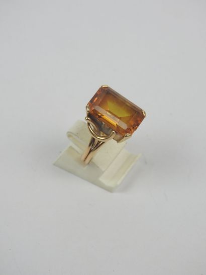 750/1000 yellow gold ring set with an emerald-cut...