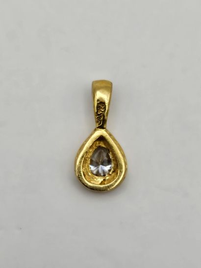 18K (750°/°°) yellow gold pendant set with...