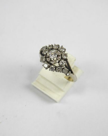 White gold ring with 15 diamonds. 4.94g....