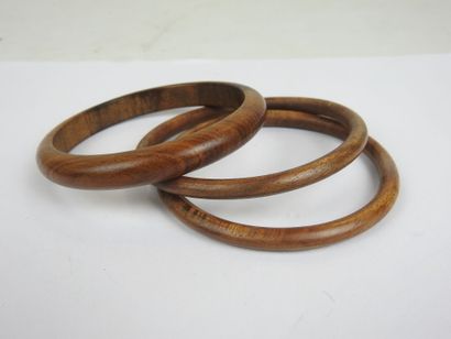 Set of 8 bracelets: 4 in different types...