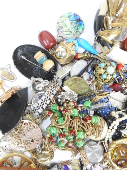 Important LOT BIJOUX FANTAISIE comprenant...