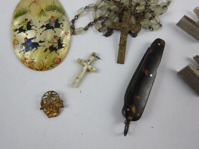 Mother-of-pearl MEDALLON decorated with a...
