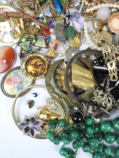 Important LOT BIJOUX FANTAISIE comprenant...