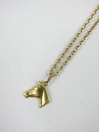 Horse pendant and chain in yellow gold 750/1000e....