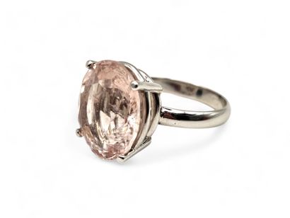 Ring in 750 thousandths white gold centered...