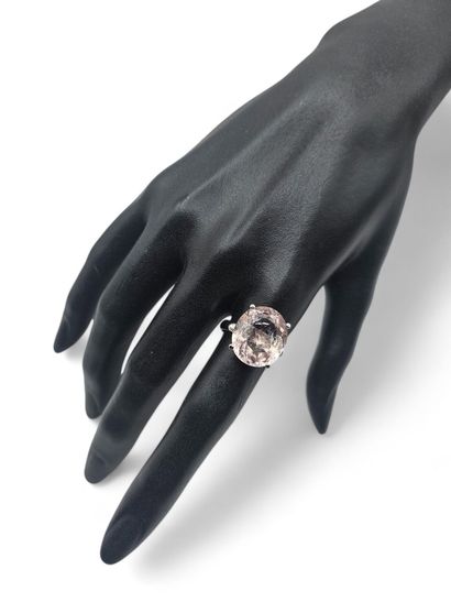 Ring in 750 thousandths white gold centered...