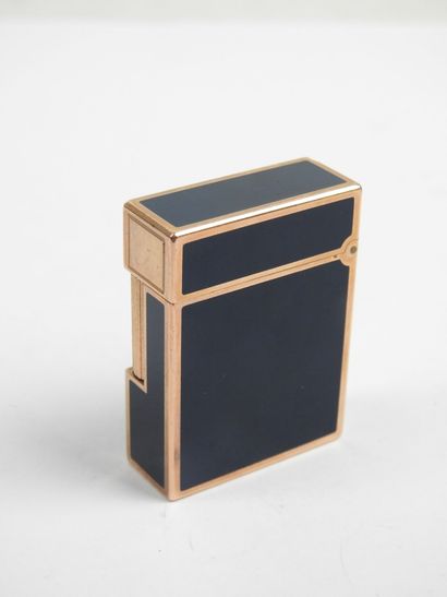 S.T DUPONT - Paris. Gilt metal and blue Chinese...
