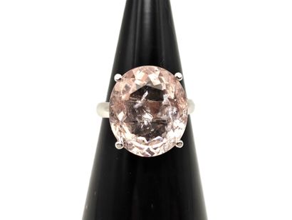 Ring in 750 thousandths white gold centered...