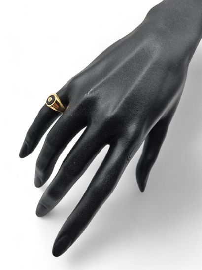 Yellow gold 750 thousandths signet ring set...