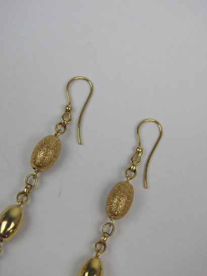 PAIR OF EAR PENDANTS in 750/1000th yellow...
