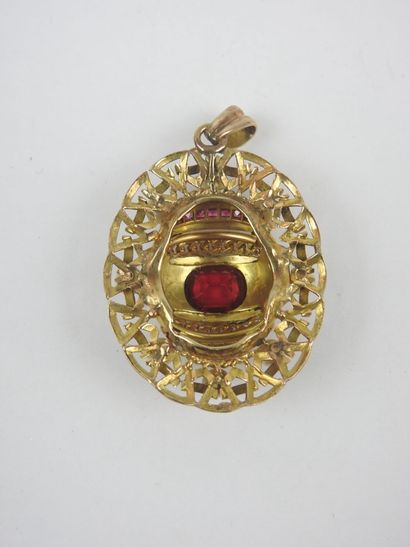 750/1000 yellow gold oval pendant set with...
