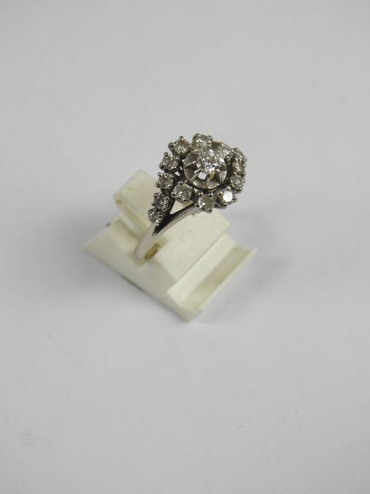 White gold ring with 15 diamonds. 4.94g....