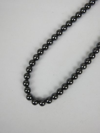 Hematite beaded choker necklace. L.42.5 ...