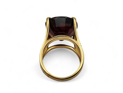 Important 750 thousandths yellow gold ring...