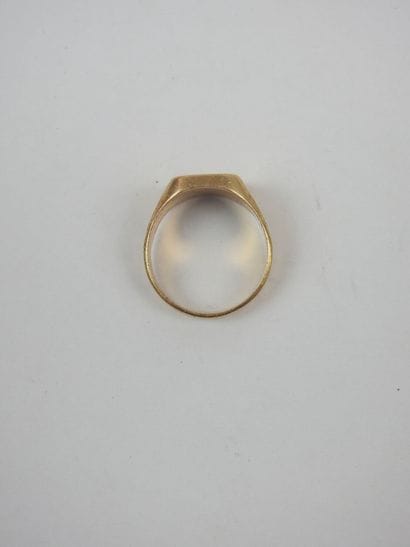 Yellow gold signet ring 