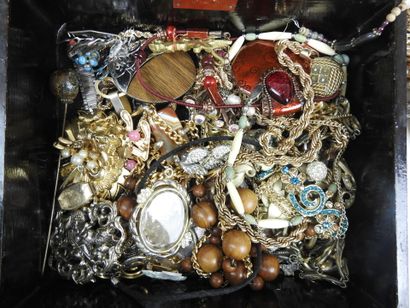 Important LOT BIJOUX FANTAISIE comprenant...