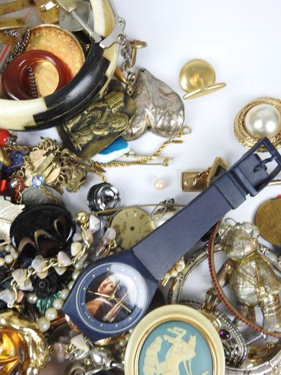 Important LOT BIJOUX FANTAISIE comprenant...