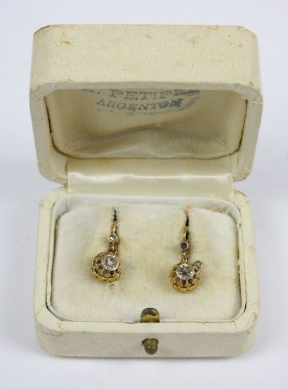 PAIR OF DORMEUSES in 750/1000th yellow gold....