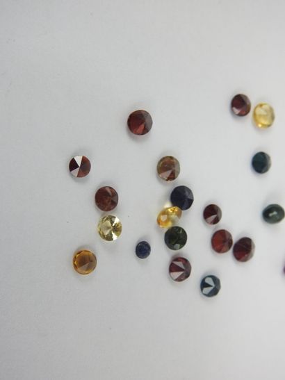 Lot of 20 round pave stones including garnets,...