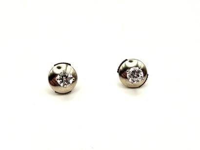 Pair of 18K (750°/°°) white gold EARRINGS...
