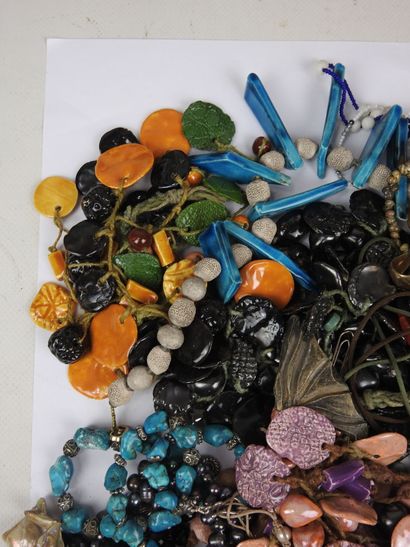 Important LOT BIJOUX FANTAISIE comprenant...