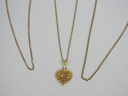 Three chains and pendant in 750 thousandths...